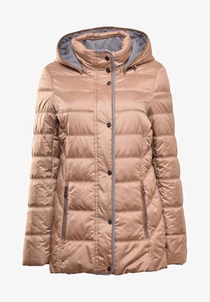 Chaqueta de abrigo beige con capucha, con cierre de cremallera y botones, diseño acolchado y dos bolsillos laterales con acentos grises.