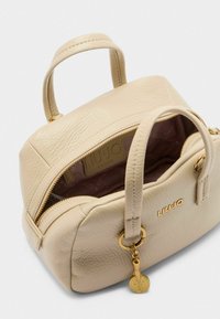 Beige strukturiertem Lederhandtasche mit doppelten Tragegriffen und goldener Hardware. Verfügt über einen Reißverschluss und ein Innenfutter mit Markenlogo.