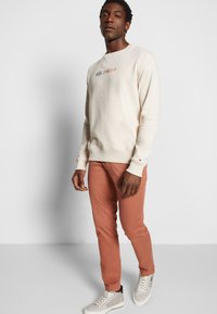 Tommy Hilfiger DENTON 1985 PIMA - Chinos - dark russet