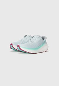 Des baskets de course bleu clair avec une tige en mesh texturé, dotées d'une semelle intermédiaire dégradée passant du menthe au blanc et d'une semelle extérieure bordeaux.