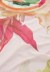 Průhledná, lehká látka s květinovým vzorem v červené, oranžové a zelené barvě. Kulatý výstřih a jemná textura, označeno jako "The Kew Collection."