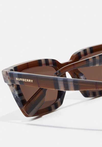 Barna kockás napszemüveg széles geometrikus kerettel. Kiemelkedő jellemzői közé tartozik az arany "Burberry" márkajelzés és a sötét lencsék. Fényes felülettel készült.