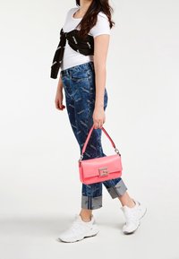 Guess Taška s příčným popruhem - light pink