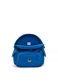 Modrý látkový batoh s několika zipovými kapsami, přední kapsou a kulatou nášivkou s logem na předním panelu.