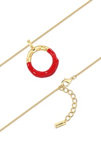 Goldkette mit einem runden roten Anhänger, der eine glatte Oberfläche und goldene Akzente aufweist, einschließlich eines Karabinerhakens und verstellbaren Gliedern.