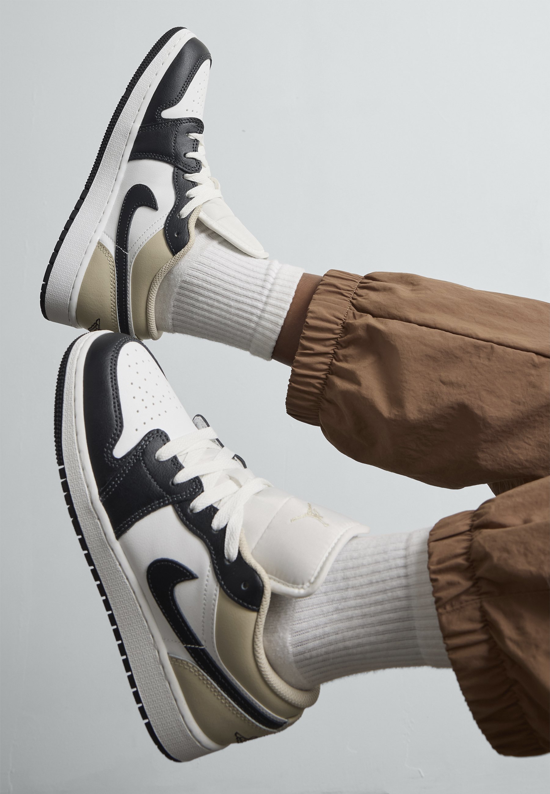Jordan AIR JORDAN 1 UNISEX - Trainers - summit white/off noir 