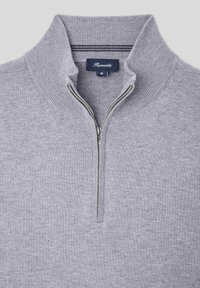 Grauer Pullover mit einem Reißverschlusskragen, geripptem Hals und glatter Textur. Das Etikett weist die Größe M aus. Einfaches Design ohne sichtbare Muster.