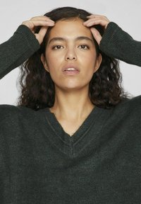 VILA Stickad klänning - scarab