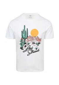 Camiseta de algodón blanca con un gráfico colorido de cactus, un sol y un paisaje montañoso, con el texto "Levi Strauss" en negro.