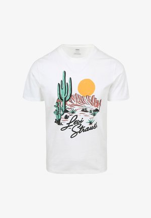 Camiseta de algodón blanca con un gráfico colorido de cactus, un sol y un paisaje montañoso, con el texto "Levi Strauss" en negro.