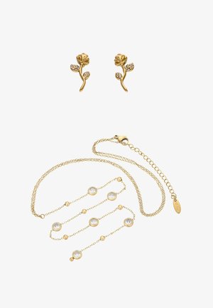 Gouden oorbellen in de vorm van rozen met fonkelende details, gecombineerd met een gouden ketting met ronde accenten en schakels.