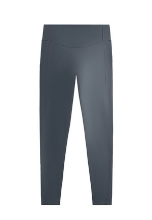 Leggings grigio scuro con una texture liscia, vita alta e due tasche laterali. Presentano cuciture minime e un design a gamba affusolata.