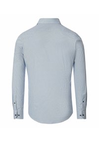 Koszula z długim rękawem z jasnoniebieskim i białym wzorem w jodełkę, klasyczny kołnierzyk i mankiety na guziki. Materiał wydaje się gładki i teksturowany.