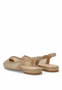 Zapatos de punta abierta en color beige, hechos de malla con acentos metálicos, que presentan una suela plana y una correa trasera para mayor soporte.