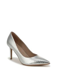 Décolleté argento con un motivo in pelle di serpente textured, punta affusolata e alto tacco a stiletto. L'interno presenta una finitura liscia.