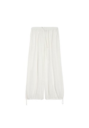 Pantaloni bianchi larghi con vita elastica e coulisse regolabili in vita e ai polsini, tessuto arricciato per una vestibilità comoda.