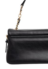Borsa a spalla in pelle nera con una texture liscia, dotata di una tracolla a catena dorata e di un scomparto con cerniera nella parte superiore.