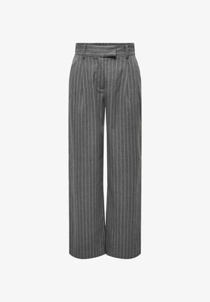 Pantalon gris à jambes larges avec des fines rayures blanches verticales et une ceinture assortie en tissu à la taille.