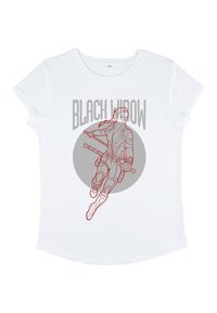 Hvid T-shirt med et rundt grafik, der viser en rød stregtegning af en karakter, der holder et våben, med teksten "BLACK WIDOW" ovenfor.
