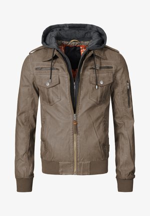 Jachetă din piele maro cu glugă. Dispune de două buzunare pe piept, un buzunar lateral cu fermoar și manșete și tiv elastic. Captusită cu un interior contrastant.