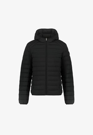 Chaqueta acolchada negra con capucha, que cuenta con un cierre frontal de cremallera, acolchado horizontal y bolsillos laterales. Textura suave y diseño ligero.