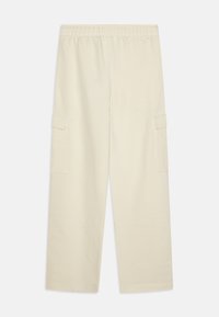 Korte, vide bukser i off-white stof. Har elastisk talje og to sidelommer. Glat tekstur, minimalistisk design.