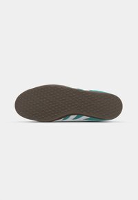 adidas Originals GAZELLE - Chaussures de football en salle - liverpool fc/sea green/footwear white