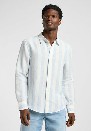 Camicia a maniche lunghe a righe blu chiaro e bianche con colletto abbottonato, texture morbida e piccolo logo sul petto.