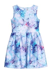 Květinové šaty vyrobené z měkké látky, bez rukávů, v pastelových barvách modré a levandulové, s plisováním a přiléhajícím živůtkem.