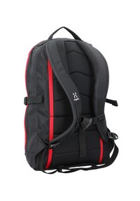 Schwarzer Stoffrucksack mit roten Akzenten, gepolstertem Rücken und Schultergurten, verstellbaren Schnallen und einem Netzdesign für Atmungsaktivität.