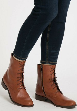Stivaletti stringati - cognac