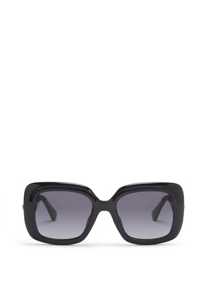 Czarne, duże okulary przeciwsłoneczne z kwadratowymi oprawkami, gradientowymi ciemnymi soczewkami i gładkim, błyszczącym wykończeniem. Charakteryzują się grubymi zausznikami o subtelnych kształtach.