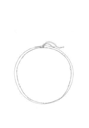 Silberne Mehrfachkette mit zarten Perlen, verstellbarem Verschluss und mehrschichtigem Design für unterschiedliche Längen.