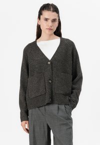 Mörkgrå stickad cardigan med V-ringning, tre stora knappar och två framfickor; har ribbade ärmslut och nederkant.