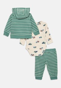 Børns tre-dels sæt bestående af en grønstribet hættetrøje, en beige langærmet bodysuit med køretøjsprint og matchende stribede bukser.