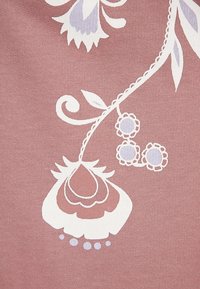 Tessuto a fantasia in rosa tenue, con disegni floreali in bianco e azzurro chiaro, con una texture liscia e contorni dettagliati.