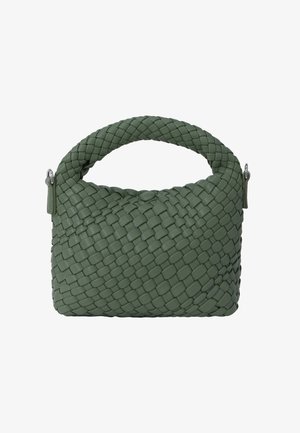 Bolso de cuero verde trenzado con un asa redondeada, forma rectangular, textura suave y un brillo sutil por el acabado del material.