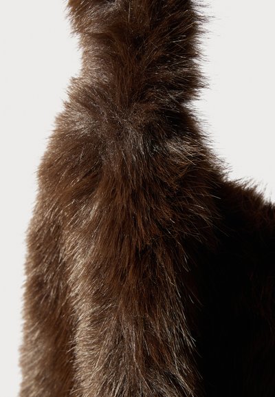 Fausse fourrure marron avec une texture épaisse et douce, présentant un brillant éclat et des longueurs de fibres variées, créant une apparence superposée.