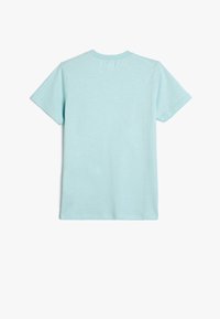 Lyseblå kortærmet t-shirt med rund halsudskæring og blød, tekstureret stof; ensfarvet ryg uden mønstre eller logoer.