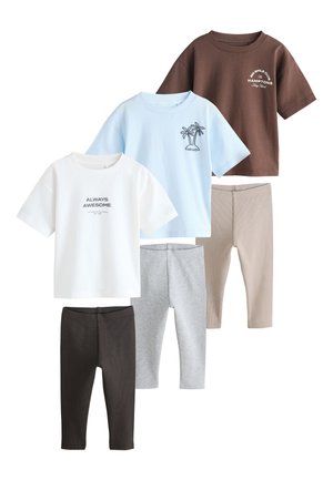 Trei tricouri cu mâneci scurte în maro, albastru deschis și alb, cu modele imprimate, asortate cu colanți negri, gri și bej.