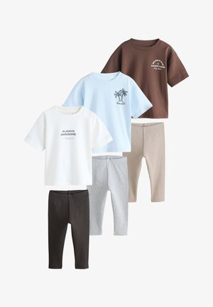 Trzy koszule z krótkim rękawem w kolorze brązowym, jasnoniebieskim i białym z nadrukowanymi wzorami, połączone z dopasowanymi czarnymi, szarymi i beżowymi legginsami.