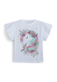 T-shirt bianco a maniche corte con grafica di unicorno in colori pastello, farfalle e il testo "Nato per brillare" in oro.
