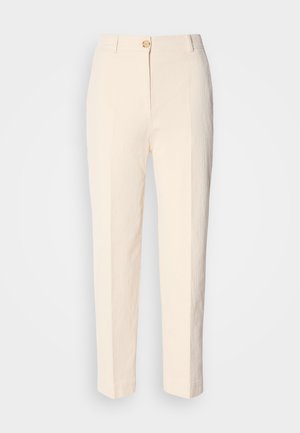 Pantaloni color crema a vita alta realizzati in un tessuto testurizzato. Presentano una chiusura frontale con bottone e gambe affusolate.