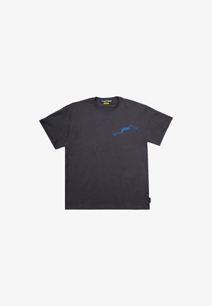 T-shirt in cotone grigio scuro con un design grafico blu sul petto, colletto girocollo e maniche corte.