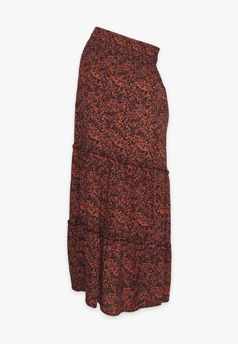 Longue jupe à volants avec une base orange et un motif floral noir dense, étalée à plat sur un fond blanc.