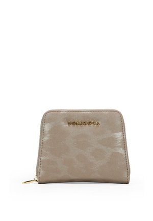 Cartera beige con sutil patrón de leopardo, herrajes dorados, superficie texturizada, cierre de cremallera y logo visible en la parte delantera.