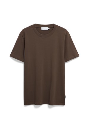 Bruine korte mouw t-shirt van zacht katoen, met een ronde hals en een klein logo-label aan de linkerkant. Gladde textuur.