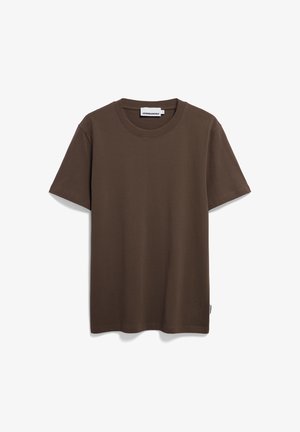 Bruine korte mouw t-shirt van zacht katoen, met een ronde hals en een klein logo-label aan de linkerkant. Gladde textuur.