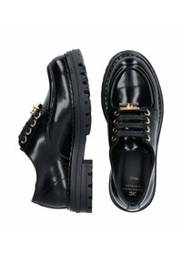 Scarpe lace-up in pelle nera lucida con suole spesse e tassellate e occhielli dorati, mostrate in vista laterale e superiore su sfondo bianco.