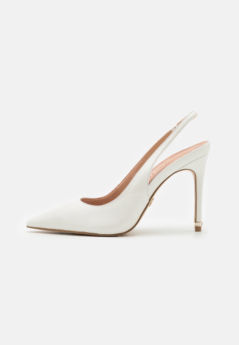 Escarpin blanc en cuir avec bride arrière, talon aiguille fin et haut, bout pointu, sur fond uni.